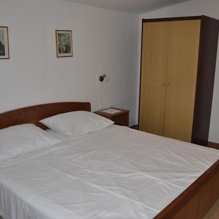 Apartments By The Sea Kustici, Pag - 6335 Zubovići المظهر الخارجي الصورة