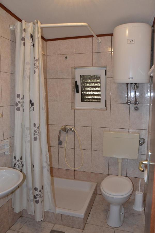 Apartments By The Sea Kustici, Pag - 6335 Zubovići المظهر الخارجي الصورة