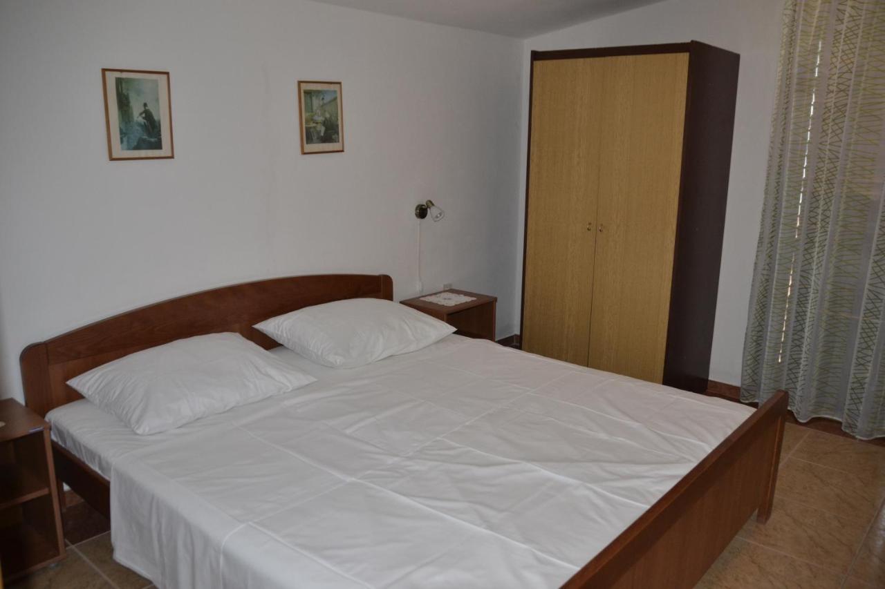 Apartments By The Sea Kustici, Pag - 6335 Zubovići المظهر الخارجي الصورة