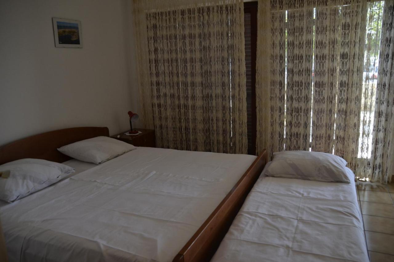 Apartments By The Sea Kustici, Pag - 6335 Zubovići المظهر الخارجي الصورة