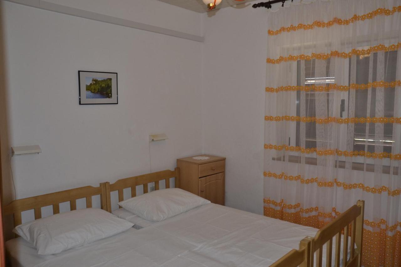 Apartments By The Sea Kustici, Pag - 6335 Zubovići المظهر الخارجي الصورة