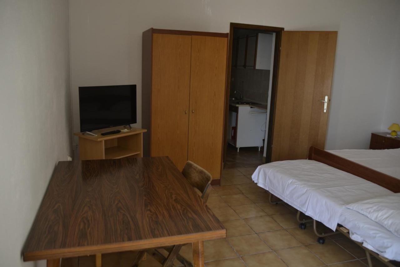 Apartments By The Sea Kustici, Pag - 6335 Zubovići المظهر الخارجي الصورة