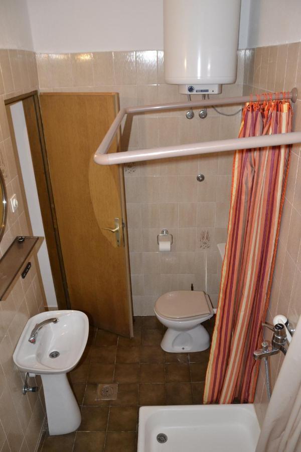 Apartments By The Sea Kustici, Pag - 6335 Zubovići المظهر الخارجي الصورة